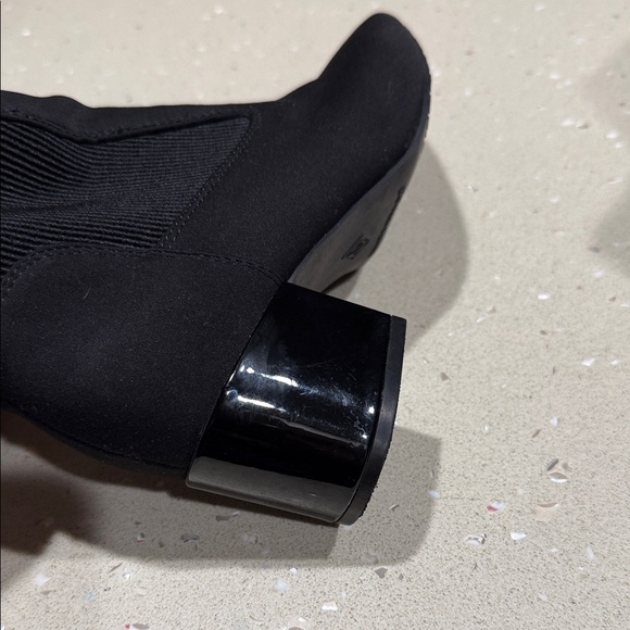 Donald J. Pliner Elegant Black Ankle Boots - Picture 4 of 11